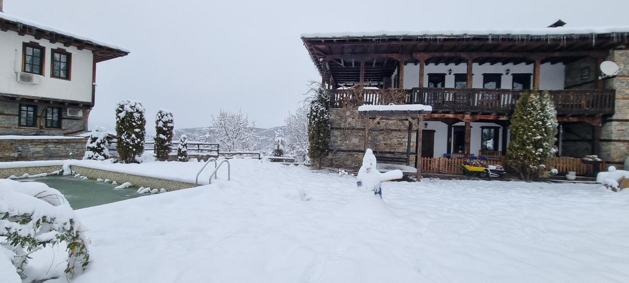 Панорама Хаус Лещен И Еко Къщи Дървена И Землянка Exteriér fotografie