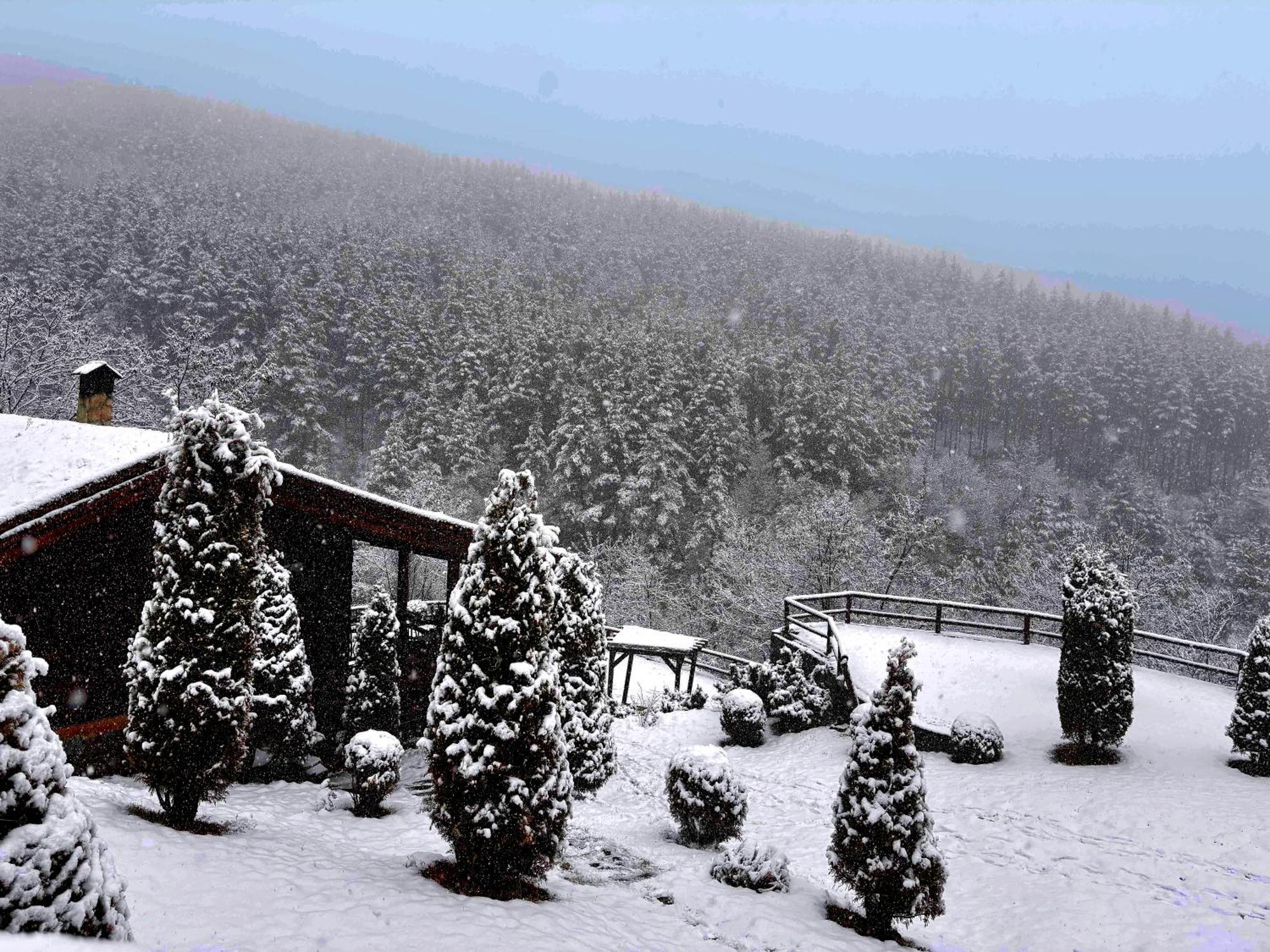 Панорама Хаус Лещен И Еко Къщи Дървена И Землянка Exteriér fotografie
