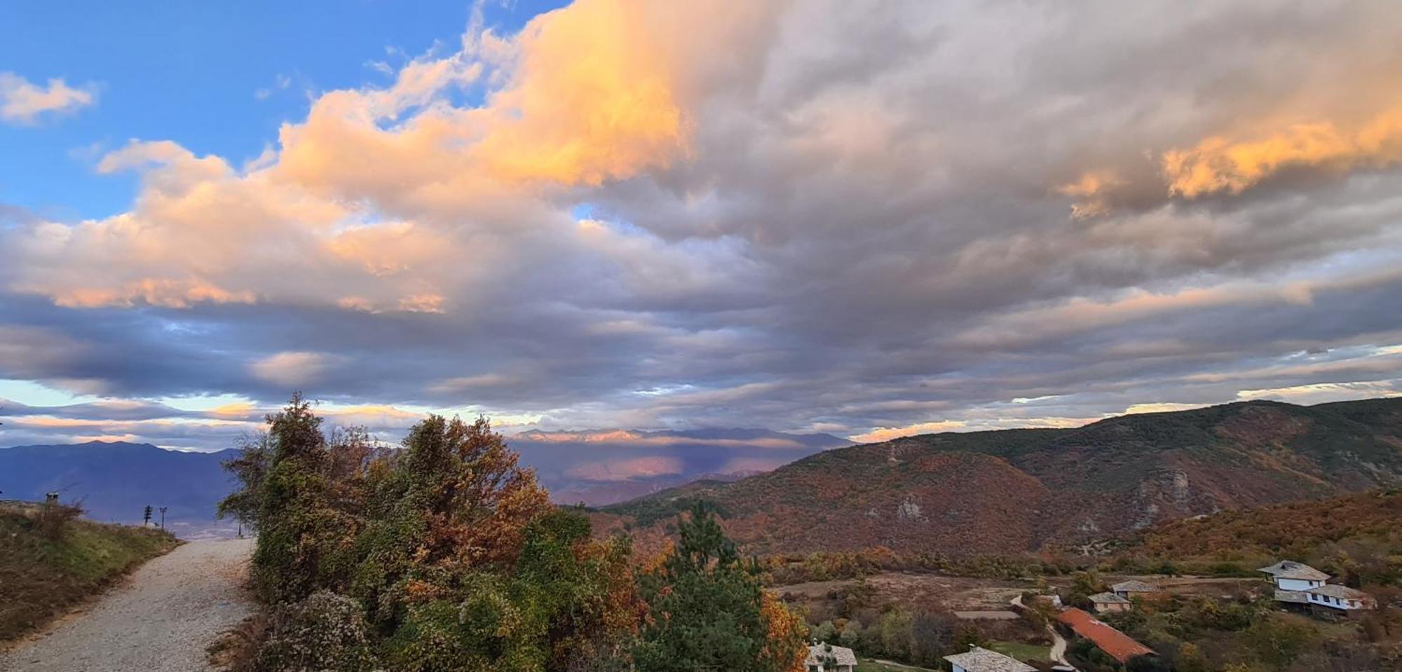 Панорама Хаус Лещен И Еко Къщи Дървена И Землянка Exteriér fotografie